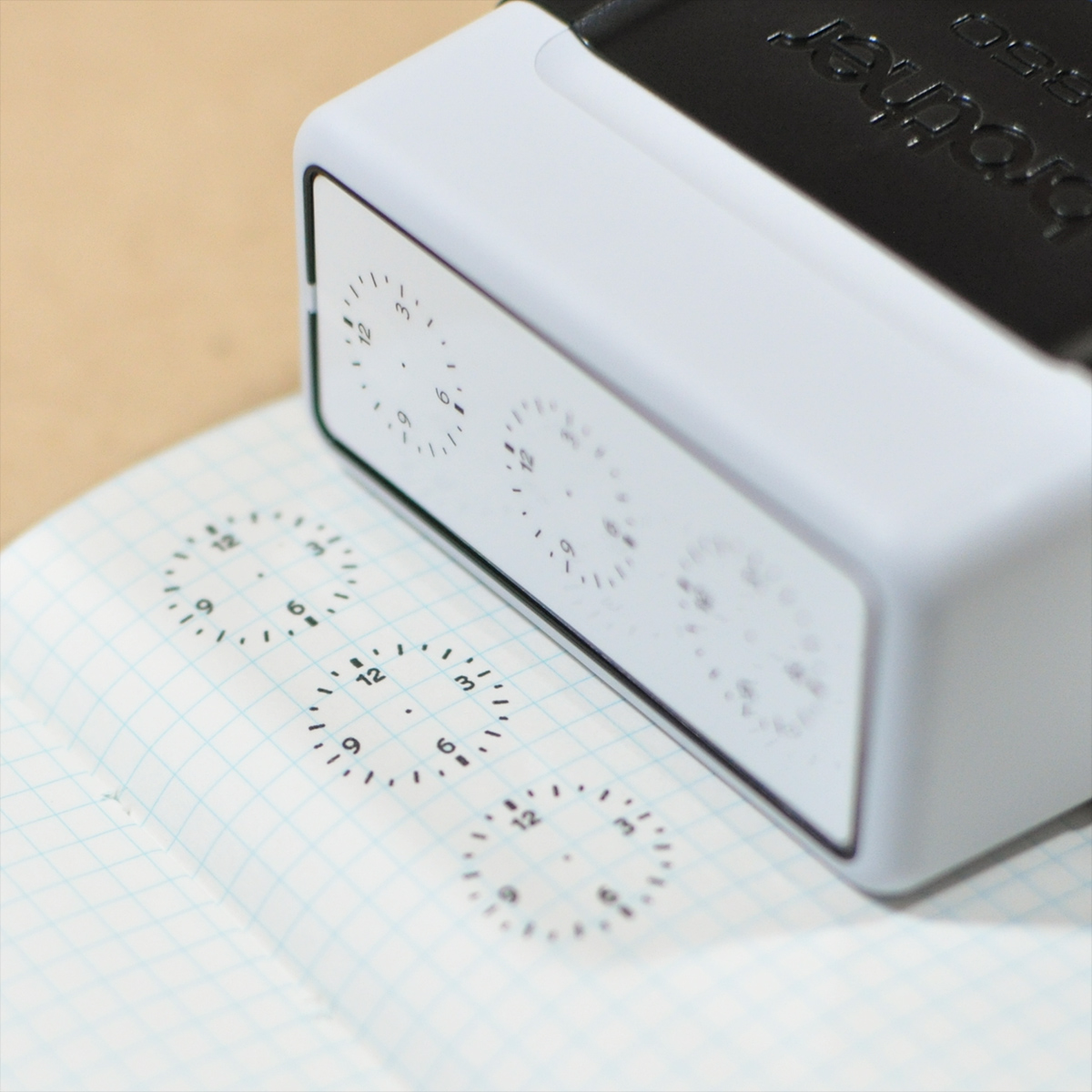 タテに並んだ３つのアナログ時計スタンプ・ひとつ直径13mm・浸透印